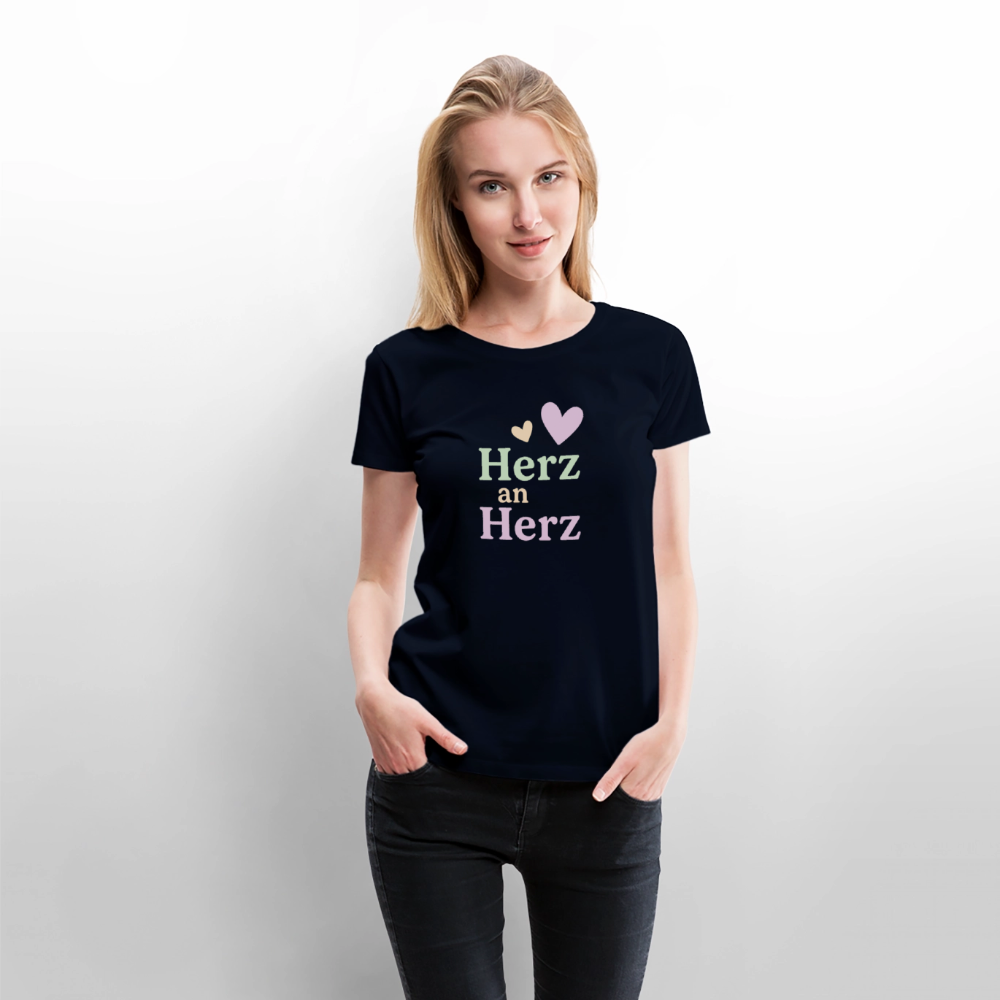 Frauen Premium T-Shirt "Herz an Herz" - Navy