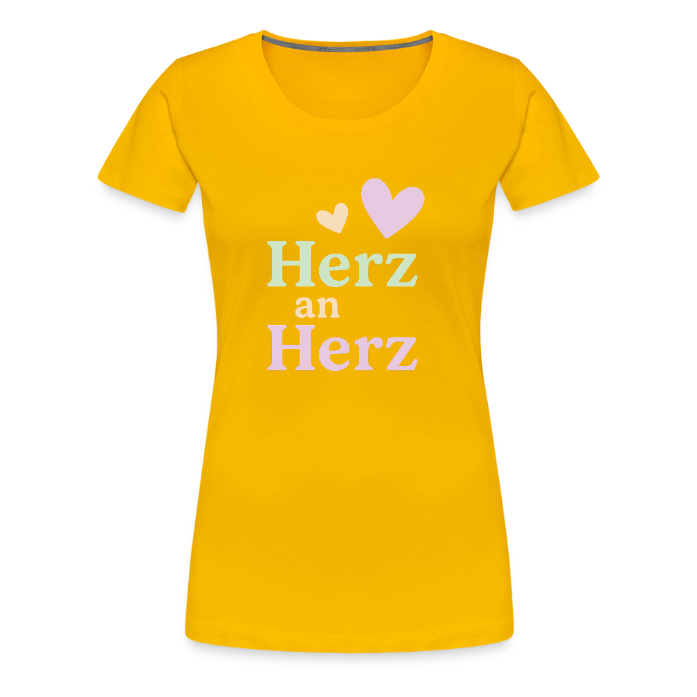Frauen Premium T-Shirt "Herz an Herz" - Sonnengelb