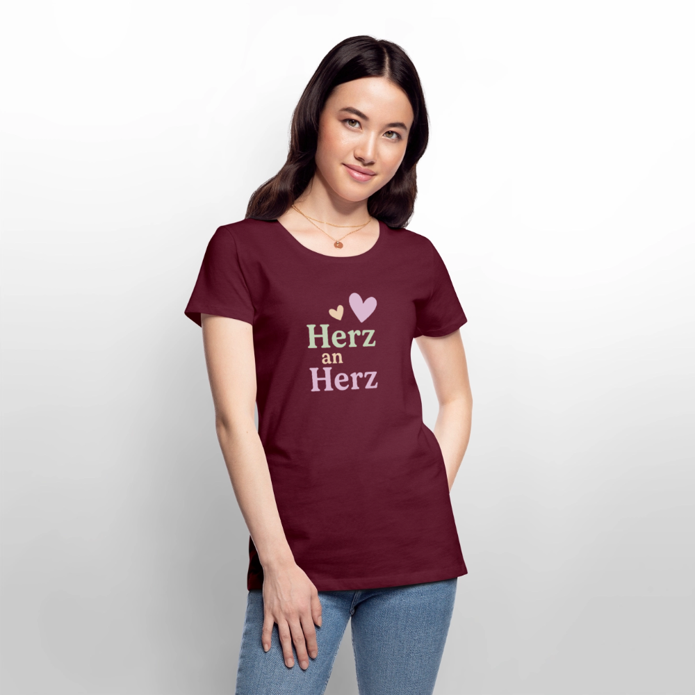 Frauen Premium T-Shirt "Herz an Herz" - Burgunderrot